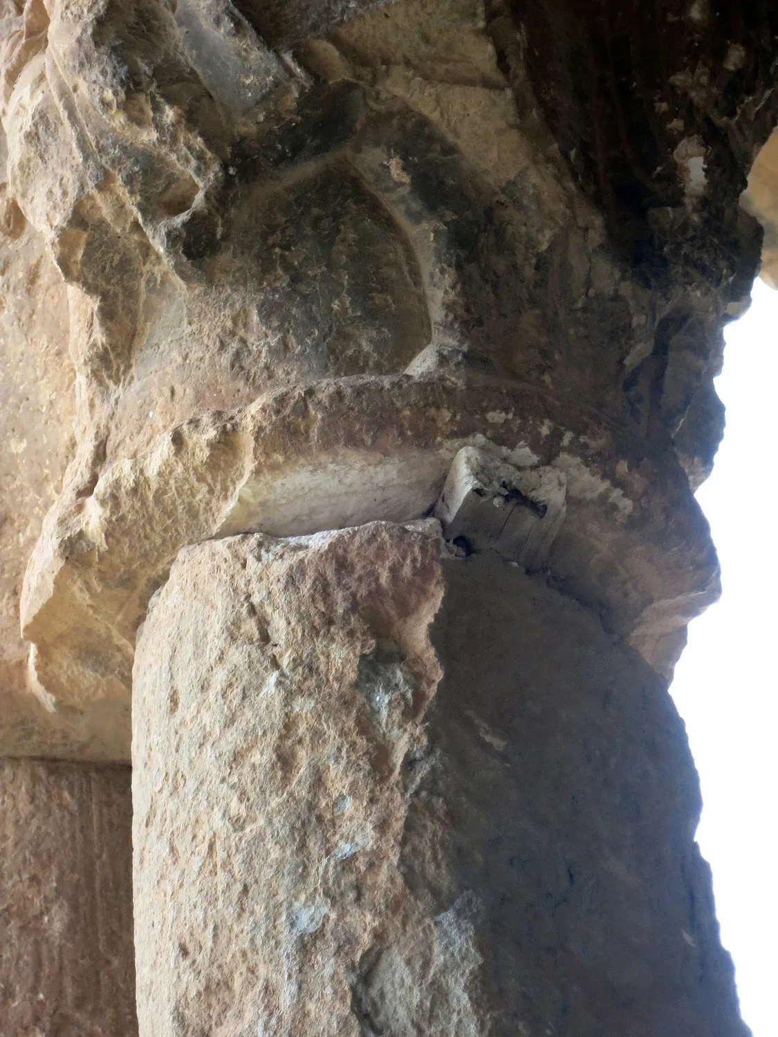 Fuste del pórtico de la iglesia. /Jta.