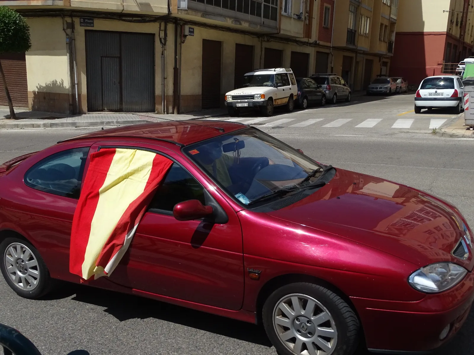 Foto 11 - Decenas de veh&iacute;culos, mucha bandera de Espa&ntilde;a y alg&uacute;n grito de &ldquo;fachas&rdquo; desde los balcones 