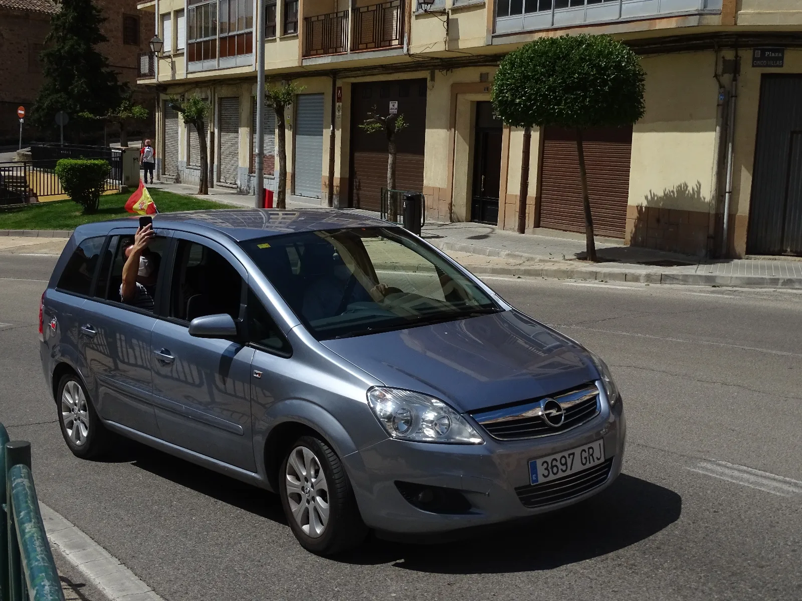 Foto 9 - Decenas de veh&iacute;culos, mucha bandera de Espa&ntilde;a y alg&uacute;n grito de &ldquo;fachas&rdquo; desde los balcones 
