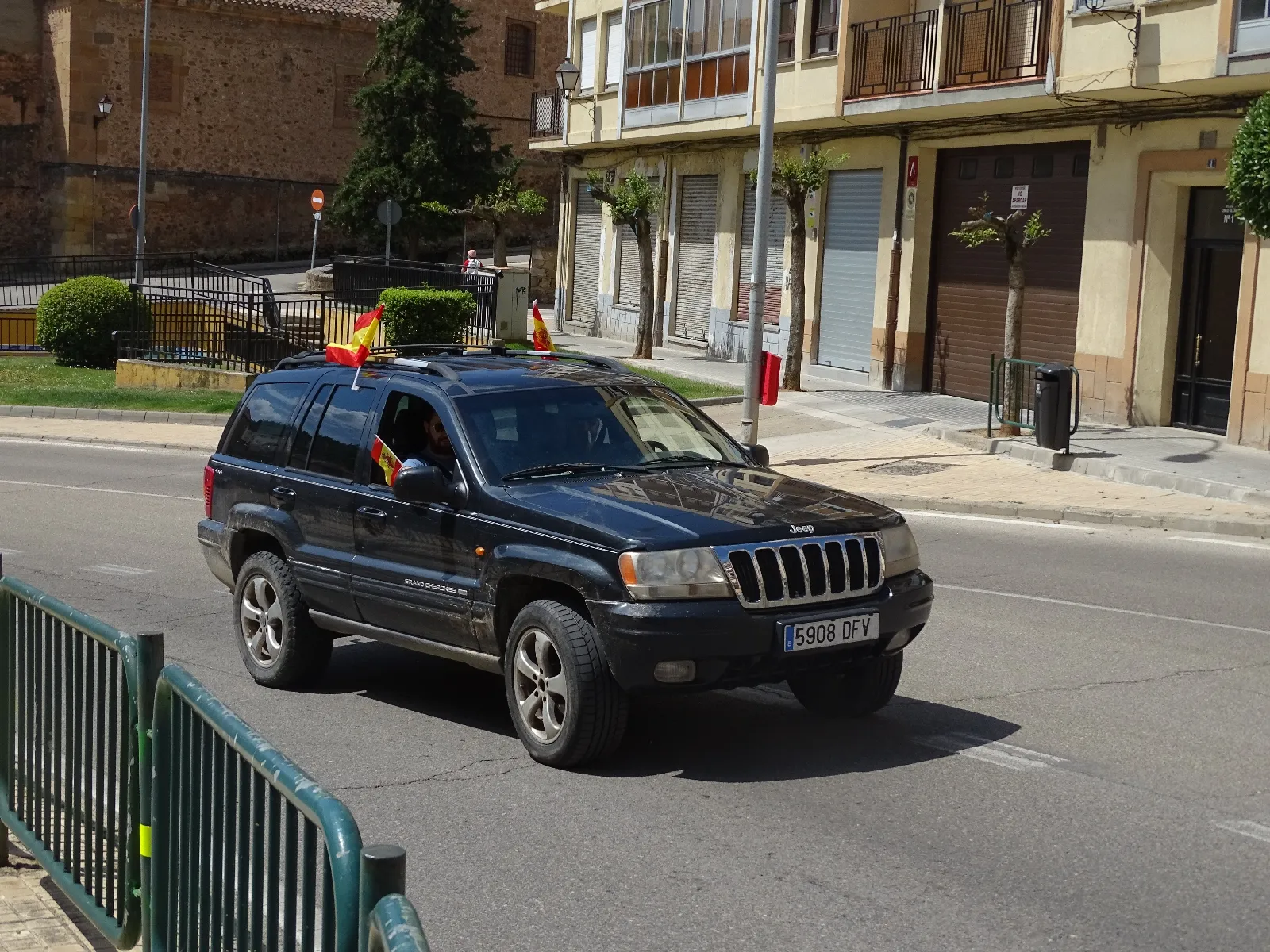 Foto 8 - Decenas de veh&iacute;culos, mucha bandera de Espa&ntilde;a y alg&uacute;n grito de &ldquo;fachas&rdquo; desde los balcones 