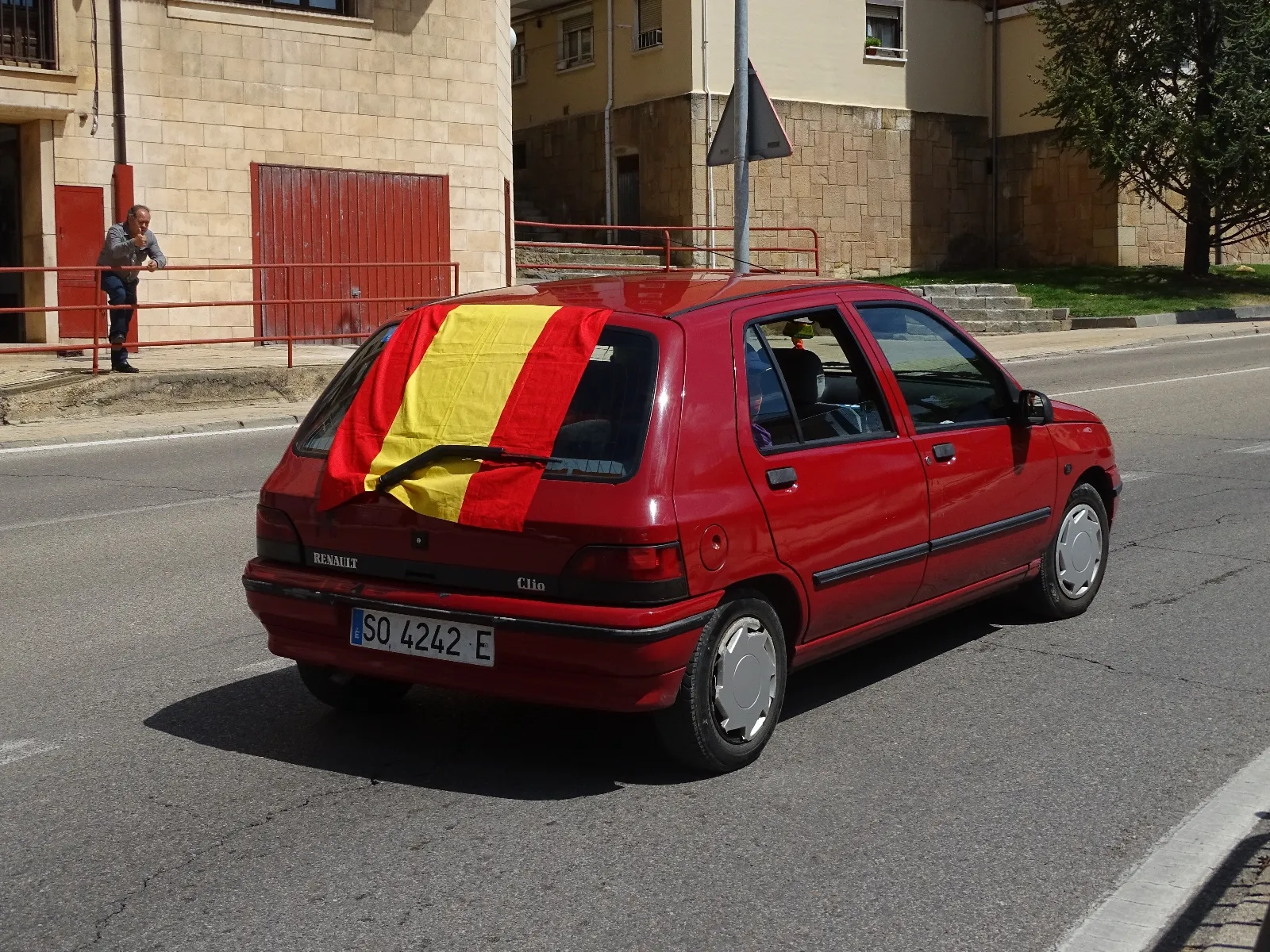 Foto 7 - Decenas de veh&iacute;culos, mucha bandera de Espa&ntilde;a y alg&uacute;n grito de &ldquo;fachas&rdquo; desde los balcones 