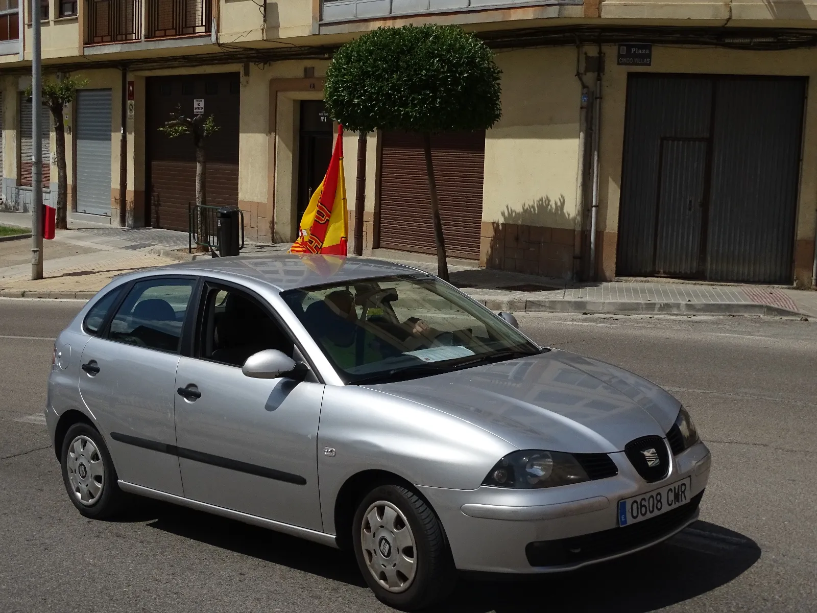 Foto 2 - Decenas de veh&iacute;culos, mucha bandera de Espa&ntilde;a y alg&uacute;n grito de &ldquo;fachas&rdquo; desde los balcones 