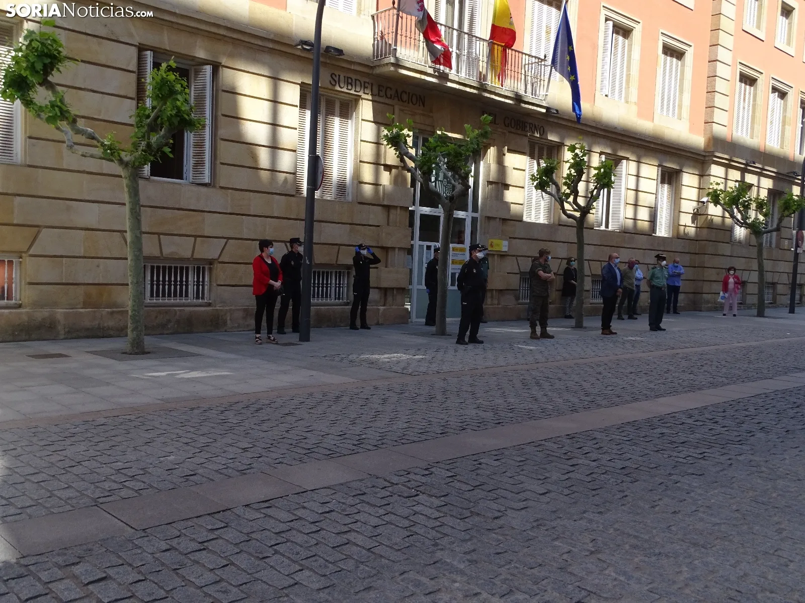 El minuto de silencio en la sede de la Subdelegación del Gobierno. /SN