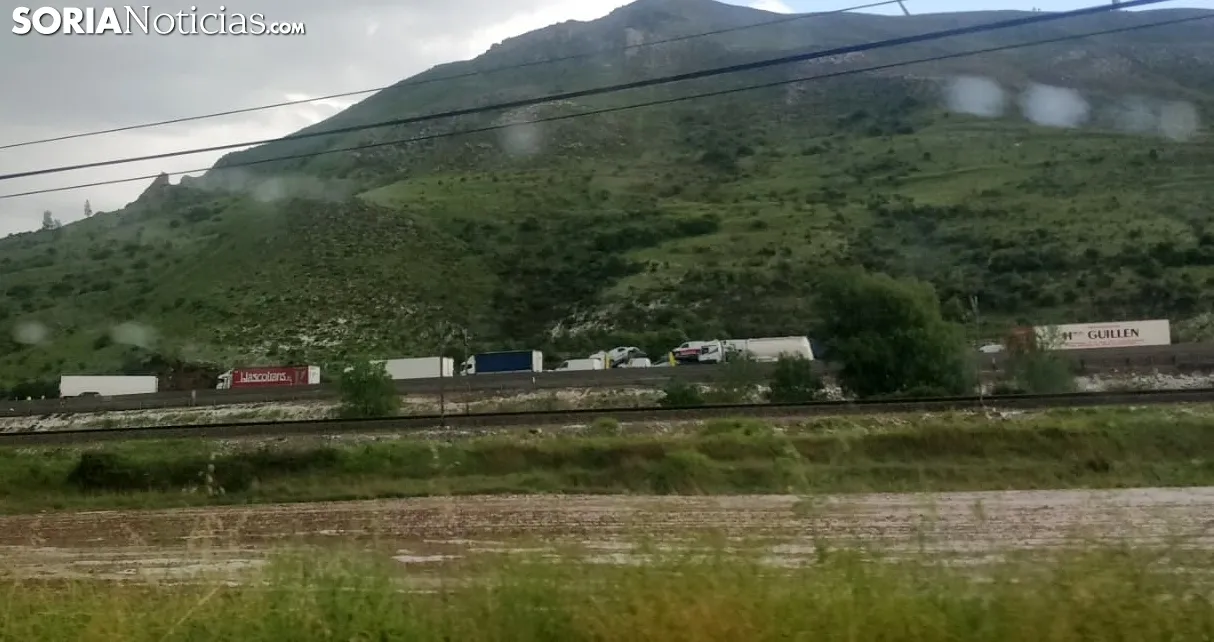 Foto 2 - Accidente en la A-2 entre un cami&oacute;n y un turismo 