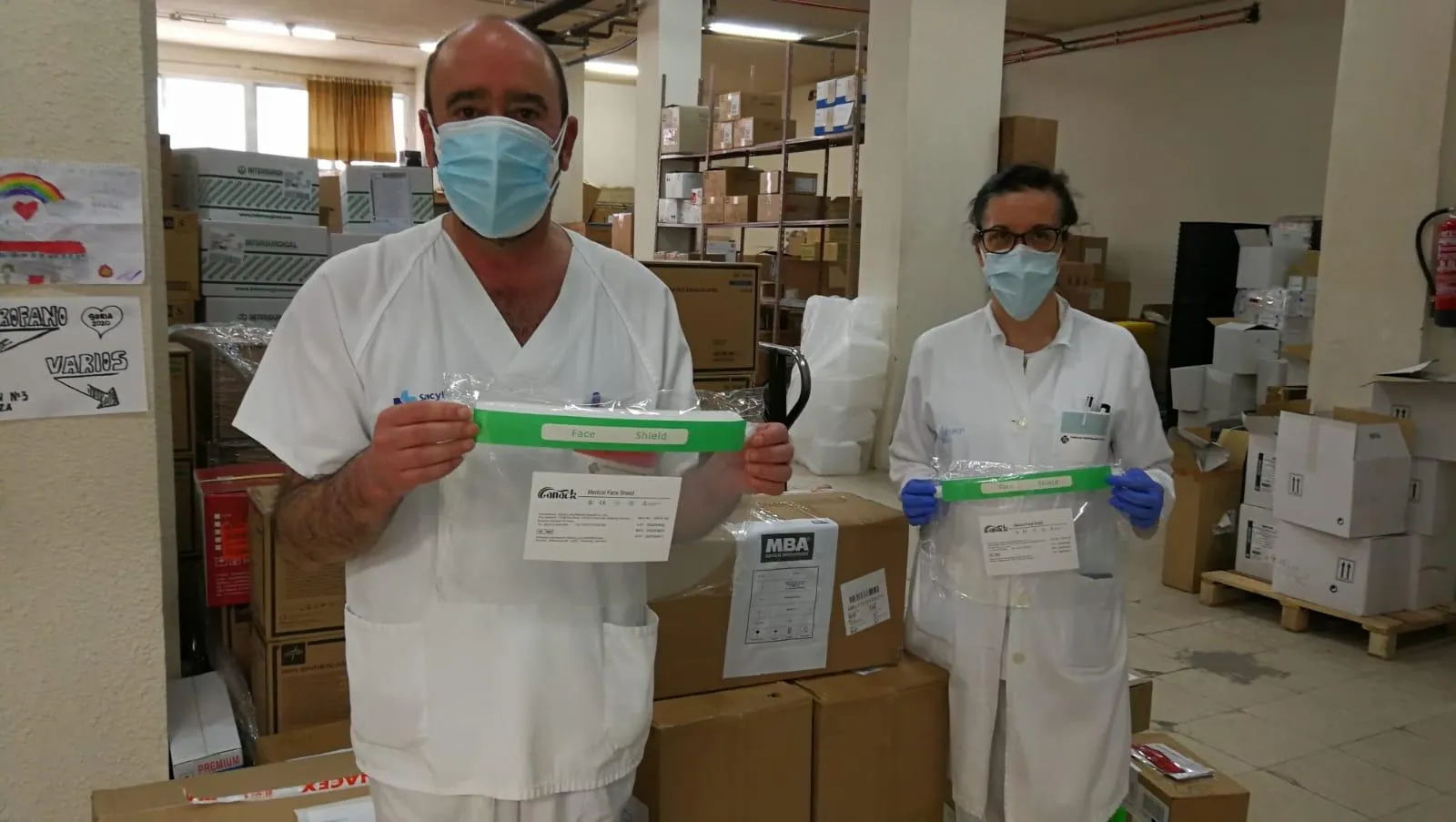 Los sanitarios reciben el material adquirido.