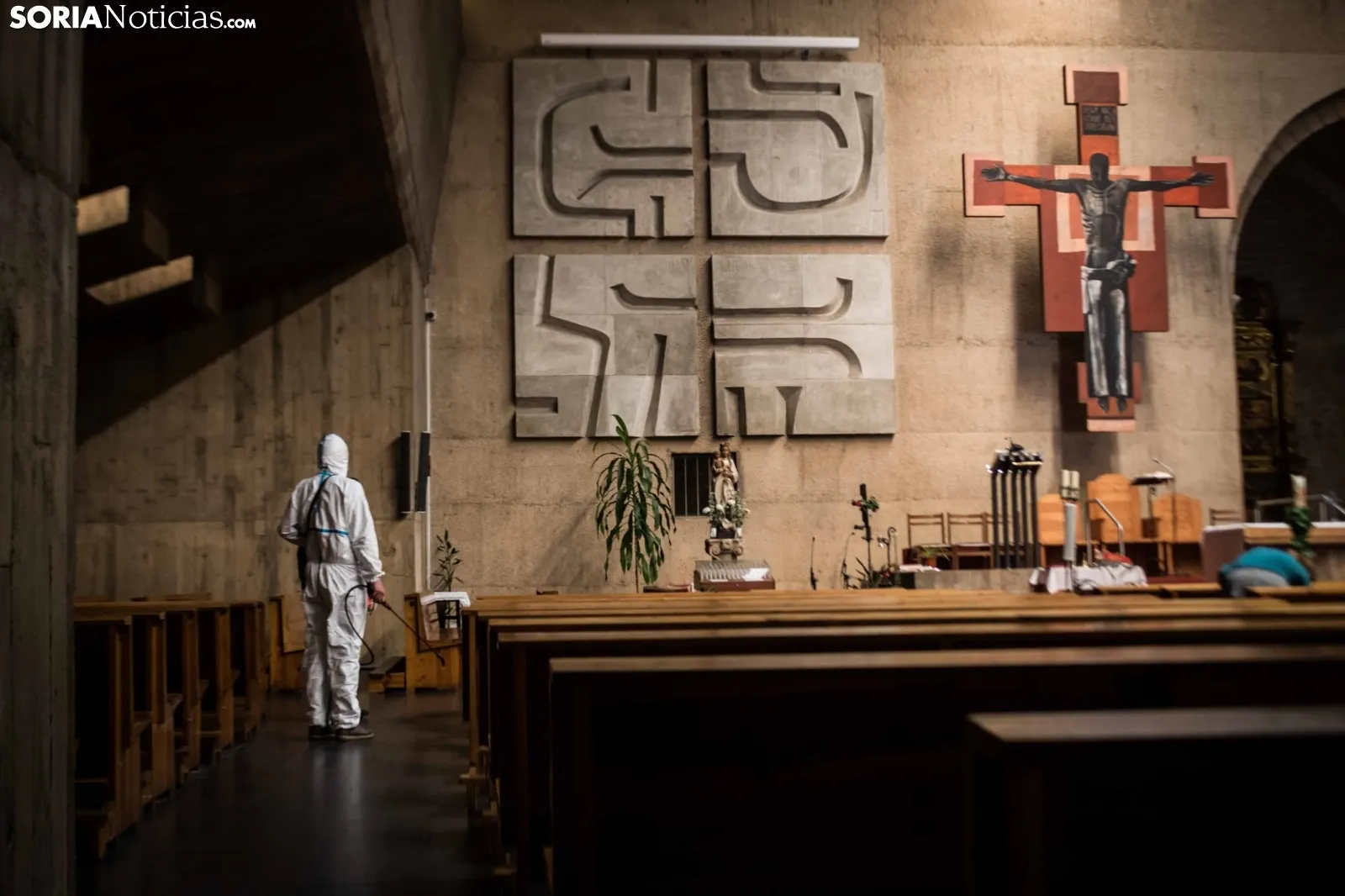 Labores de limpieza y desinfección en el templo de El Salvador, en la capital. /Viksar Fotografía