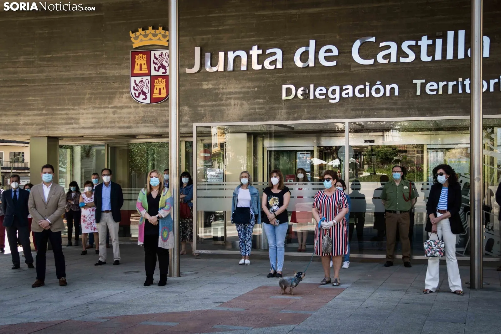 Una imagen del minuto de silencio a las puertas del edificio de la Junta. /Viksar Fotógrafo