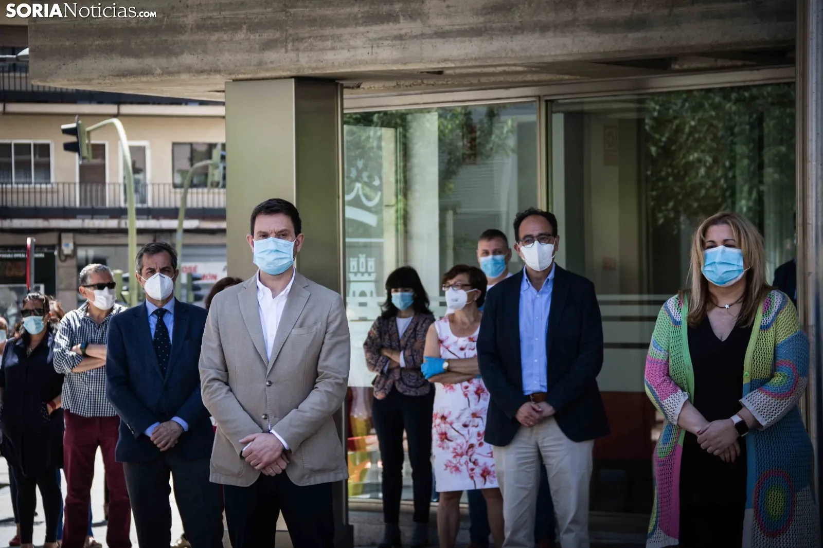 Una imagen del minuto de silencio a las puertas del edificio de la Junta. /Viksar Fotógrafo