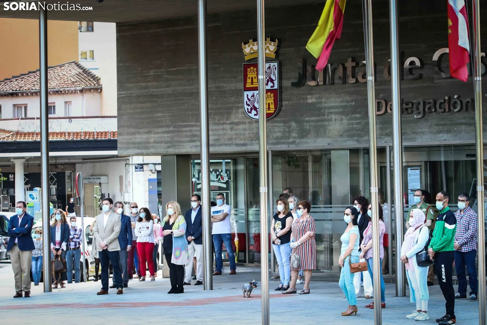Una imagen del minuto de silencio a las puertas del edificio de la Junta. /Viksar Fotógrafo