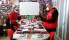 Dos técnicos de Cruz Roja Soria valoran el estado de las tablets.