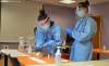 Dos enfermeras efectuando tests de diagnóstico de anticuperpos en Soria. /SN