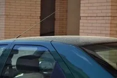 Detalle del polvo depositado en un vehículo este lunes en la capital. /SN