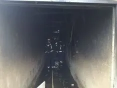 Foto 3 - Un incendio quema una nave de cerdos en Mor&oacute;n de Almaz&aacute;n