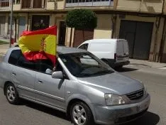 Foto 57 - Decenas de veh&iacute;culos, mucha bandera de Espa&ntilde;a y alg&uacute;n grito de &ldquo;fachas&rdquo; desde los balcones 
