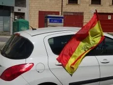 Foto 51 - Decenas de veh&iacute;culos, mucha bandera de Espa&ntilde;a y alg&uacute;n grito de &ldquo;fachas&rdquo; desde los balcones 