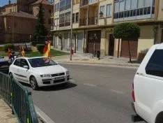 Foto 46 - Decenas de veh&iacute;culos, mucha bandera de Espa&ntilde;a y alg&uacute;n grito de &ldquo;fachas&rdquo; desde los balcones 