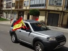 Foto 44 - Decenas de veh&iacute;culos, mucha bandera de Espa&ntilde;a y alg&uacute;n grito de &ldquo;fachas&rdquo; desde los balcones 
