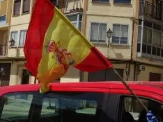 Foto 42 - Decenas de veh&iacute;culos, mucha bandera de Espa&ntilde;a y alg&uacute;n grito de &ldquo;fachas&rdquo; desde los balcones 