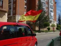 Foto 41 - Decenas de veh&iacute;culos, mucha bandera de Espa&ntilde;a y alg&uacute;n grito de &ldquo;fachas&rdquo; desde los balcones 