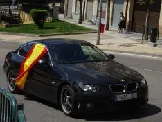 Foto 35 - Decenas de veh&iacute;culos, mucha bandera de Espa&ntilde;a y alg&uacute;n grito de &ldquo;fachas&rdquo; desde los balcones 