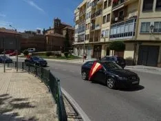 Foto 29 - Decenas de veh&iacute;culos, mucha bandera de Espa&ntilde;a y alg&uacute;n grito de &ldquo;fachas&rdquo; desde los balcones 
