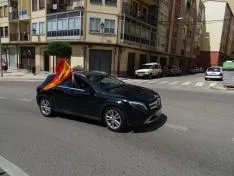 Foto 28 - Decenas de veh&iacute;culos, mucha bandera de Espa&ntilde;a y alg&uacute;n grito de &ldquo;fachas&rdquo; desde los balcones 