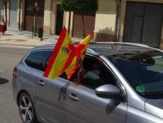 Foto 23 - Decenas de veh&iacute;culos, mucha bandera de Espa&ntilde;a y alg&uacute;n grito de &ldquo;fachas&rdquo; desde los balcones 