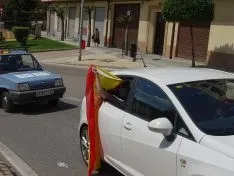 Foto 21 - Decenas de veh&iacute;culos, mucha bandera de Espa&ntilde;a y alg&uacute;n grito de &ldquo;fachas&rdquo; desde los balcones 
