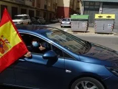 Foto 18 - Decenas de veh&iacute;culos, mucha bandera de Espa&ntilde;a y alg&uacute;n grito de &ldquo;fachas&rdquo; desde los balcones 