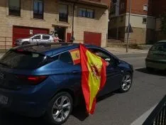 Foto 17 - Decenas de veh&iacute;culos, mucha bandera de Espa&ntilde;a y alg&uacute;n grito de &ldquo;fachas&rdquo; desde los balcones 