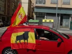 Foto 16 - Decenas de veh&iacute;culos, mucha bandera de Espa&ntilde;a y alg&uacute;n grito de &ldquo;fachas&rdquo; desde los balcones 
