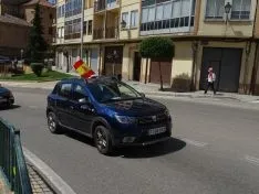 Foto 14 - Decenas de veh&iacute;culos, mucha bandera de Espa&ntilde;a y alg&uacute;n grito de &ldquo;fachas&rdquo; desde los balcones 