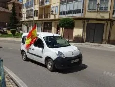 Foto 13 - Decenas de veh&iacute;culos, mucha bandera de Espa&ntilde;a y alg&uacute;n grito de &ldquo;fachas&rdquo; desde los balcones 