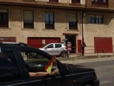 Foto 6 - Decenas de veh&iacute;culos, mucha bandera de Espa&ntilde;a y alg&uacute;n grito de &ldquo;fachas&rdquo; desde los balcones 