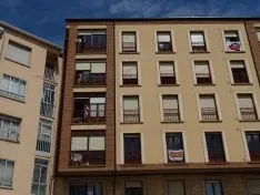 Foto 5 - Decenas de veh&iacute;culos, mucha bandera de Espa&ntilde;a y alg&uacute;n grito de &ldquo;fachas&rdquo; desde los balcones 