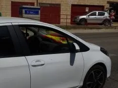 Foto 3 - Decenas de veh&iacute;culos, mucha bandera de Espa&ntilde;a y alg&uacute;n grito de &ldquo;fachas&rdquo; desde los balcones 