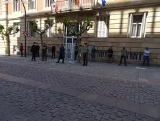 El minuto de silencio en la sede de la Subdelegación del Gobierno. /SN