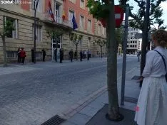 El minuto de silencio en la sede de la Subdelegación del Gobierno. /SN