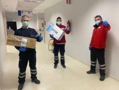 Los sanitarios reciben el material adquirido.
