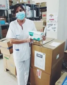 Los sanitarios reciben el material adquirido.