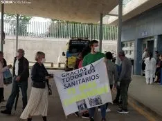 Fernando sale del hospital rodeado de familiares y amigos.