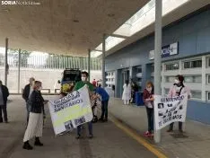Fernando sale del hospital rodeado de familiares y amigos.