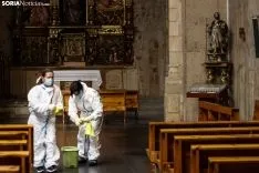 Labores de limpieza y desinfección en el templo de El Salvador, en la capital. /Viksar Fotografía