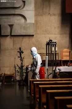 Labores de limpieza y desinfección en el templo de El Salvador, en la capital. /Viksar Fotografía