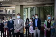 Una imagen del minuto de silencio a las puertas del edificio de la Junta. /Viksar Fotógrafo