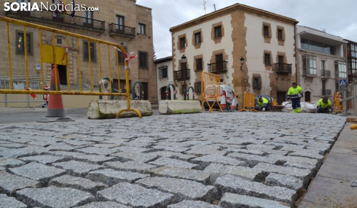 Empleados municipales en labores de pavimentación. /SN
