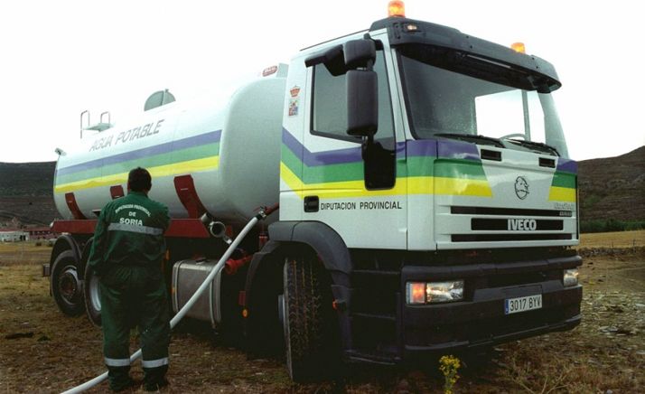 Un camión cisterna de la Diputación destinado al suministro de agua potable. /Dip.