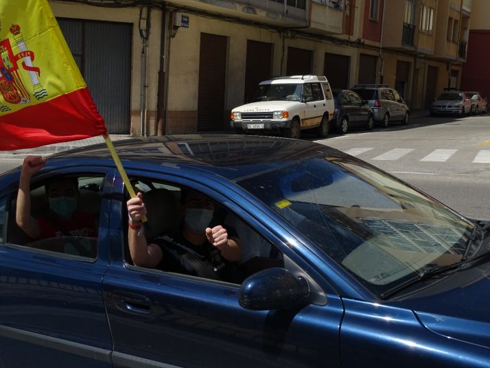 Decenas de vehículos, mucha bandera de España y algún grito de fachas desde los balcones 