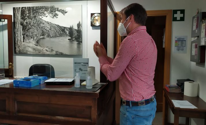 Un técnico del área de Cultura de la Diputación higinizando sus manos. /Dip.