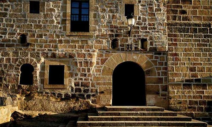 Bella fachada de un inmueble en la localidad pinariega. 